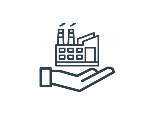Hand hält eine Fabrik mit Schornsteinen, Symbol für Industrie und Produktion und die gutachterliche Arbeit für Unternehmen und Gewerbe.