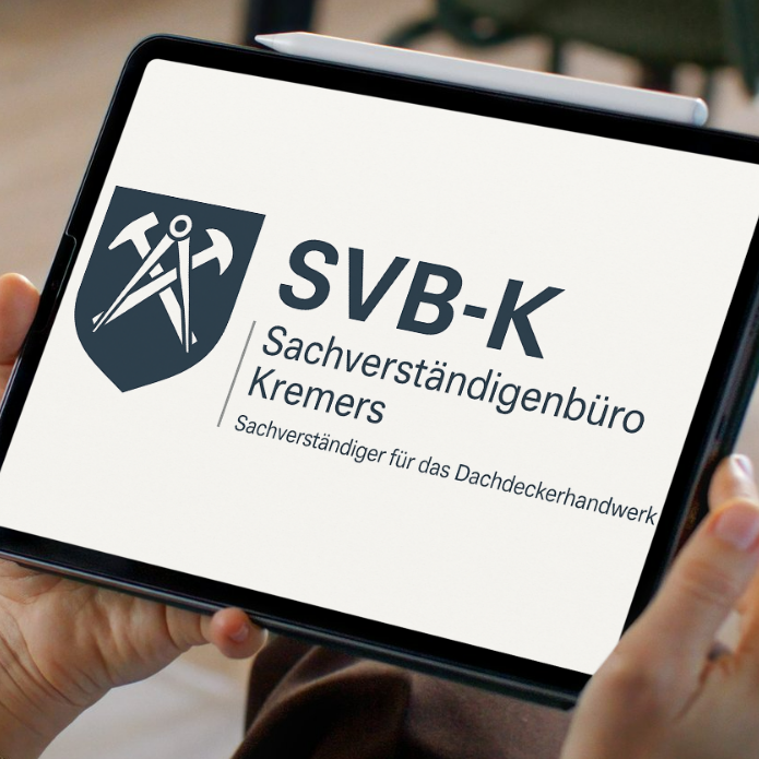 Darstellung des Logos von SVB-K als MockUP auf einem Tablet Logo des SVB-K Sachverständigenbüros Kremers auf einem Tablet, mit Werkzeugsymbolen.