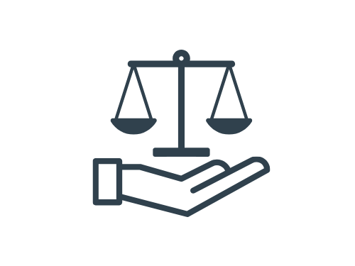 Eine Hand hält eine Waage, Symbol für Gerechtigkeit und Kanzleien sowie die gutachterliche Tätigkeit für Gerichte.