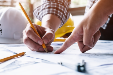 Architektenpläne mit Bleistiften und Schutzhelmen – Bauleitung und Baubegleitung durch Sachverständigenbüro Kremers