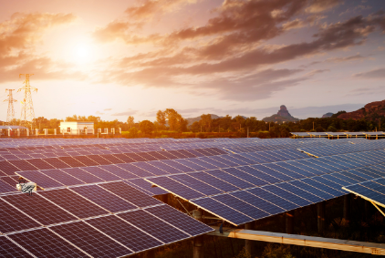 Große Photovoltaik-Anlage im Sonnenuntergang – Prüfung von Tragfähigkeit und Abdichtung für PV-Montage